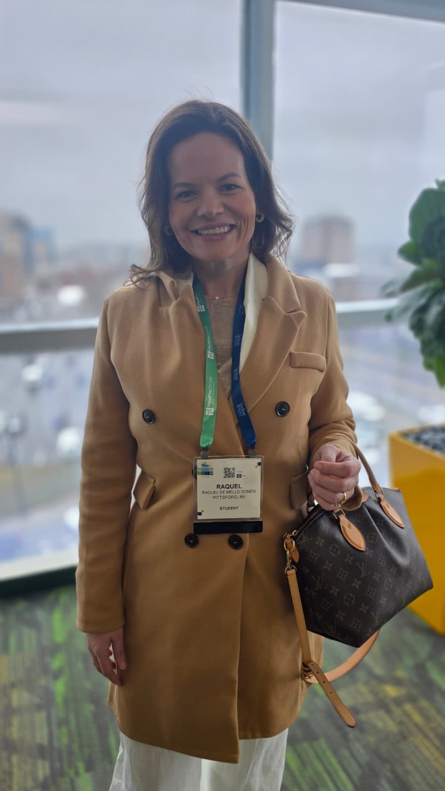 Dr. Raquel de Mello Gomes at a professional dental event